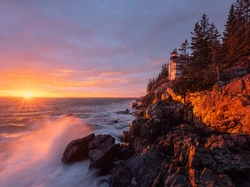 Stan Maine, Stany Zjednoczone, Latarnia morska, Morze, Skały, Bass Harbor Head Light, Park Narodowy Acadia, Zachód słońca, Drzewa