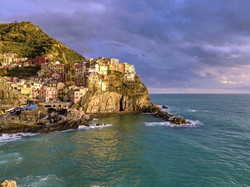 Gmina Riomaggiore, Cinque Terre, Manarola, Morze Liguryjskie, Liguria, Włochy, Skały, Wybrzeże, Domy
