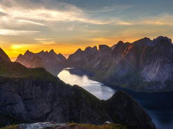 Wschód słońca, Lofoty, Jezioro, Wyspa Moskenesøya, Fiord Kirkefjorden, Norwegia, Góry