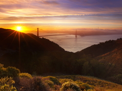 Most Golden Gate, Chmury, Promienie słońca, Stan Kalifornia, Stany Zjednoczone, Wzgórze Hawk Hill, Wschód słońca, Cieśnina Golden Gate