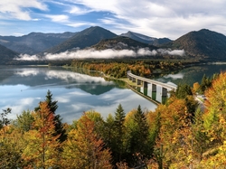 Drzewa, Bawaria, Góry, Jesień, Mgła, Jezioro Sylvensteinsee, Niemcy, Most