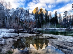 Drzewa, Stan Kalifornia, Park Narodowy Yosemite, Rzeka Merced River, Odbicie, Zima, Stany Zjednoczone, Góry