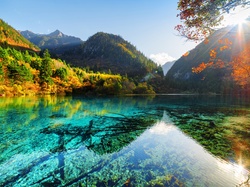 Słońce, Park Narodowy Jiuzhaigou, Las, Jesień, Jezioro Pięciu Kwiatów, Chiny, Góry