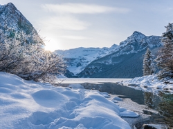 Promienie słońca, Alberta, Park Narodowy Banff, Góry Skaliste, Drzewa, Zima, Jezioro, Kanada, Louise Lake