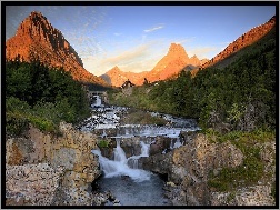 Skały, Stan Montana, Park Narodowy Glacier, Drzewa, Rzeka, Wodospad Swiftcurrent Falls, Stany Zjednoczone, Góry
