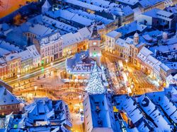 Braszów, Choinka, Ratusz, Stare Miasto, Noc, Śnieg, Zima, Domy, Rumunia, Boże Narodzenie