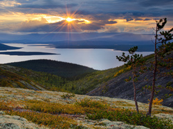 Półwysep Kolski, Jezioro Imandra, Chmury, Obwód murmański, Rosja, Drzewa, Góry, Zachód słońca