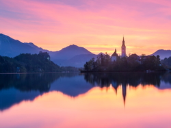 Odbicie, Jezioro Bled, Wschód słońca, Kościół Zwiastowania Marii Panny, Wyspa Blejski Otok, Słowenia, Góry Alpy Julijskie