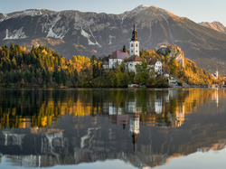 Odbicie, Góry, Jezioro Bled, Drzewa, Słowenia, Wyspa, Jesień, Kościół Wniebowzięcia Najświętszej Marii Panny