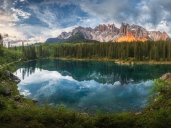Lago di Carezza, Kamienie, Jezioro, Brzeg, Góry, Odbicie, Drzewa, Włochy, Góry, Dolomity, Las, Chmury, Alpy