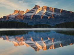Odbicie, Prowincja Alberta, Park Narodowy Banff, Las, Mgła, Góra Mount Rundle, Kanada, Jezioro Two Jack Lake
