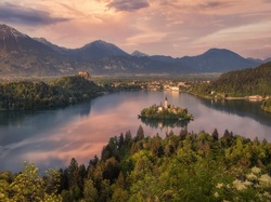 Wyspa Blejski Otok, Chmury, Drzewa, Góry Alpy Julijskie, Słowenia, Jezioro Bled