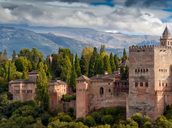 Granada, Góry, Drzewa, Pałac Alhambra, Niebo, Hiszpania