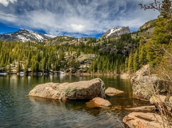 Park Narodowy Gór Skalistych, Drzewa, Świerki, Stan Kolorado, Stany Zjednoczone, Kamienie, Góry, Jezioro Bear Lake