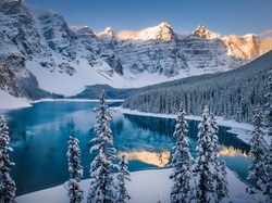 Góry, Góry, Jezioro, Moraine Lake, Park Narodowy Banff, Kanada, Ośnieżone, Zima, Drzewa