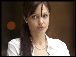 perły, Angelina Jolie, biała bluzka