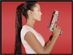 pistolet, Angelina Jolie, biały top