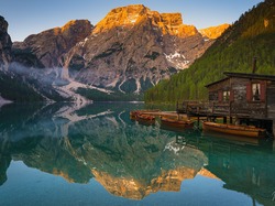 Lago di Braies, Włochy, Łódki, Góry, Drewniany, Południowy Tyrol, Jezioro, Pragser Wildsee, Domek, Dolomity, Pomost