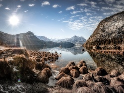 Jezioro Altaussee, Promienie słońca, Kamienie, Sucha, Styria, Austria, Trawa, Niebo, Góry
