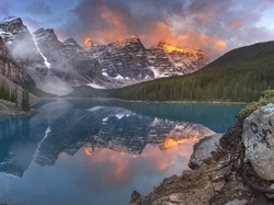 Prowincja Alberta, Skały, Dolina Dziesięciu Szczytów, Park Narodowy Banff, Drzewa, Lasy, Chmury, Jezioro Moraine, Kanada, Góry