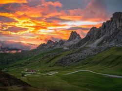 Przełęcz, Wzgórza, Włochy, Passo di Giau, Góry, Zachód słońca, Prowincja Belluno, Łąka, Kręta, Dolomity, Droga