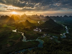 Region Kuangsi, Promienie słońca, Góry Mao’er Shan, Rzeka Gui Jiang, Chiny, Li River