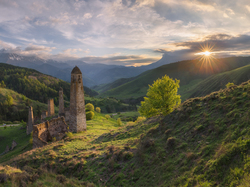 Erzi, Kaukaz, Ruiny, Wieże obronne, Republika Inguszetii, Rosja, Promienie słońca, Góry, Drzewa