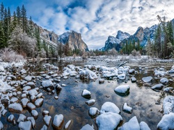 Zima, Góry, Rzeka Merced River, Stan Kalifornia, Stany Zjednoczone, Kamienie, Park Narodowy Yosemite, Śnieg
