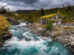 Miejscowość Skjak, Rzeka Tora, Dom, Region Oppland, Norwegia, Drzewa, Góry, Kamienie