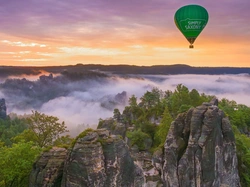 Drzewa, Mgła, Skały, Niemcy, Park Narodowy Saskiej Szwajcarii, Góry Połabskie, Balon