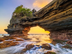 Omszałe, Wyspa Bali, Tanah Lot, Skała, Kamienie, Zachód słońca, Łuk, Indonezja, Drzewa