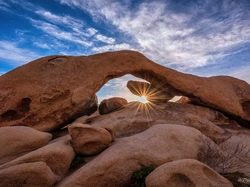 Stany Zjednoczone, Park Narodowy Joshua Tree, Promienie słońca, Skały, Formacja Arch Rock, Niebo, Kalifornia
