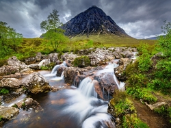 Skały, Rejon Highland, Dolina Glen Coe, Góra, Chmury, Roślinność, Szczyt Buachaille Etive Mor, Szkocja, Rzeka Coupall