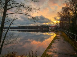 Finlandia, Drzewa, Chmury, Domy, Las, Jezioro Huuhanlampi, Zachód słońca