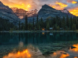 Alberta, Las, Chmury, Niebo, Góry, Zachód Słońca, Lake OHara, Odbicie, Canadian Rocky Mountains, Park Narodowy Yoho, Kanada, Drzewa, Jezioro, Domy