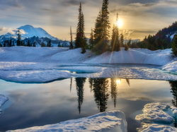 Stratowulkan Mount Rainier, Jezioro Tipsoo, Drzewa, Zachód słońca, Stan Waszyngton, Stany Zjednoczone, Park Narodowy Mount Rainier, Zima, Góry