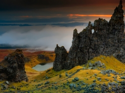 Mgła, Skały, Jezioro, Wyspa Skye, Szkocja, Zachód słońca, Wzgórze The Storr, Morze