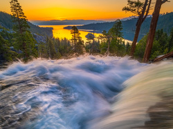 Kalifornia, Stany Zjednoczone, Tahoe Lake, Sierra Nevada, Rzeka, Góry, Jezioro, Zachód słońca, Drzewa