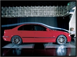 BMW 5, Czerwone, Tunel Aerodynamiczny
