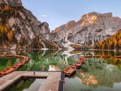 Pragser Wildsee, Włochy, Drzewa, Góry, Jesień, Południowy Tyrol, Jezioro, Lago di Braies, Odbicie, Dolomity, Łódki