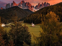 Dolina Val di Funes, Drzewa, Południowy Tyrol, Dolomity, Kościół św Jana, Góry, Włochy, Santa Maddalena, Wieś