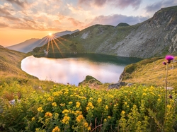Bułgaria, Jezioro Urdini Ezera, Chmury, Kwiaty, Roślinność, Góry Riła, Promienie słońca