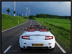 Wiatraki, Aston Martin V8 Vantage, Droga