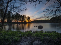 Domy, Wieś Niinilahti, Region Kymenlaakso, Wieczór, Zachód słońca, Finlandia, Jezioro Keitele, Drzewa