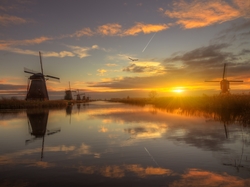 Wiatraki, Wieś Kinderdijk, Holandia, Wschód słońca, Rzeka, Chmury