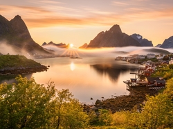 Góry, Lofoty, Wieś Reine, Mgła, Wschód słońca, Morze Norweskie, Norwegia, Domy