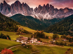 Wieś, Dolina Val di Funes, Góry, Santa Maddalena, Domy, Droga, Włochy, Dolomity, Wschód słońca, Lasy