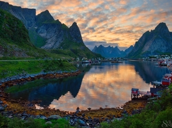 Góry, Lofoty, Wieś Reine, Wschód słońca, Chmury, Morze Norweskie, Norwegia, Domy