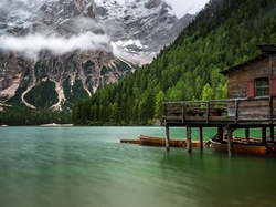 Drewniany, Południowy Tyrol, Jezioro Pragser Wildsee, Dom, Łódki, Góry Dolomity, Włochy, Drzewa