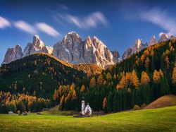 Włochy, Las, Dolomity, Masyw Odle, Dolina Val di Funes, Kościół św. Jana, Góry